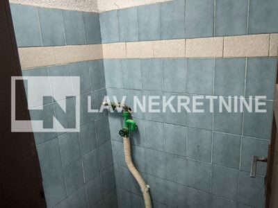 Izdaje se poslovni prostor površine 80m2 Juzni Bulevar