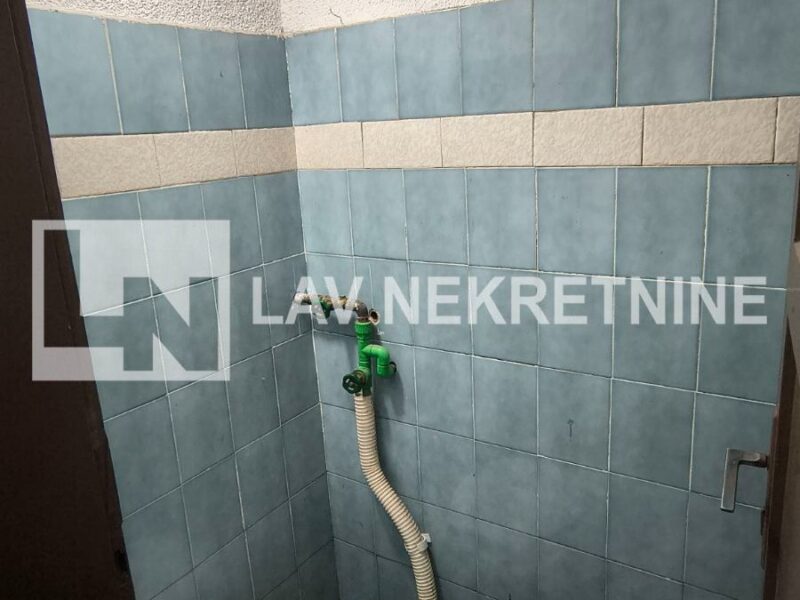 Izdaje se poslovni prostor površine 80m2 Juzni Bulevar