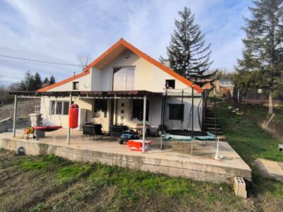 Prodaje se kuća od 182m2 u Vrčinu.