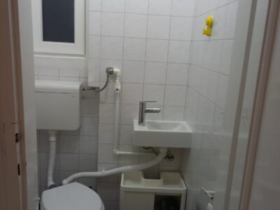 CENTAR izdaje se namešten salonac na duži vremenski period