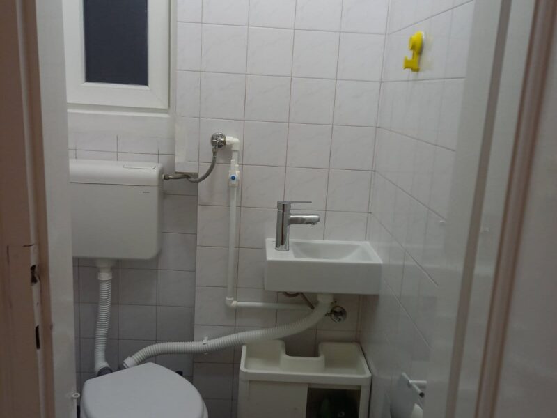 CENTAR izdaje se namešten salonac na duži vremenski period