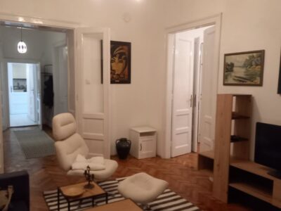 CENTAR izdaje se namešten salonac na duži vremenski period