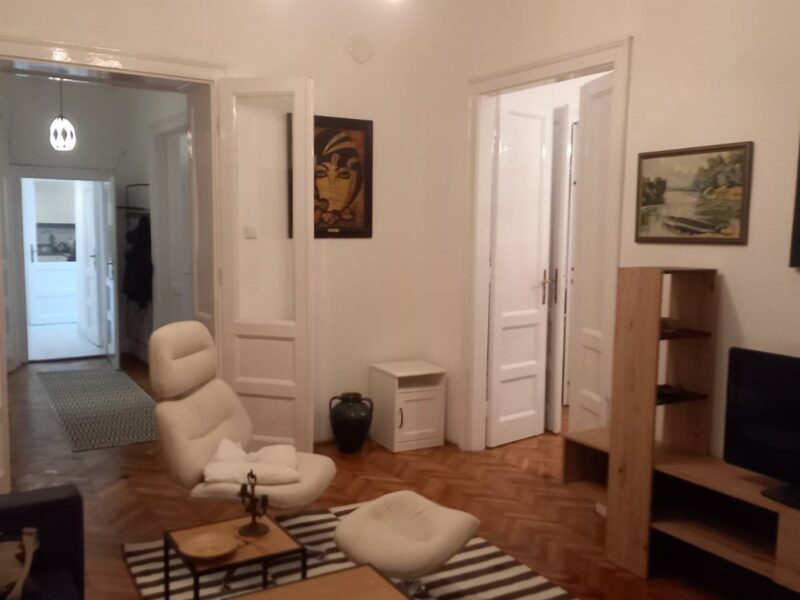 CENTAR izdaje se namešten salonac na duži vremenski period