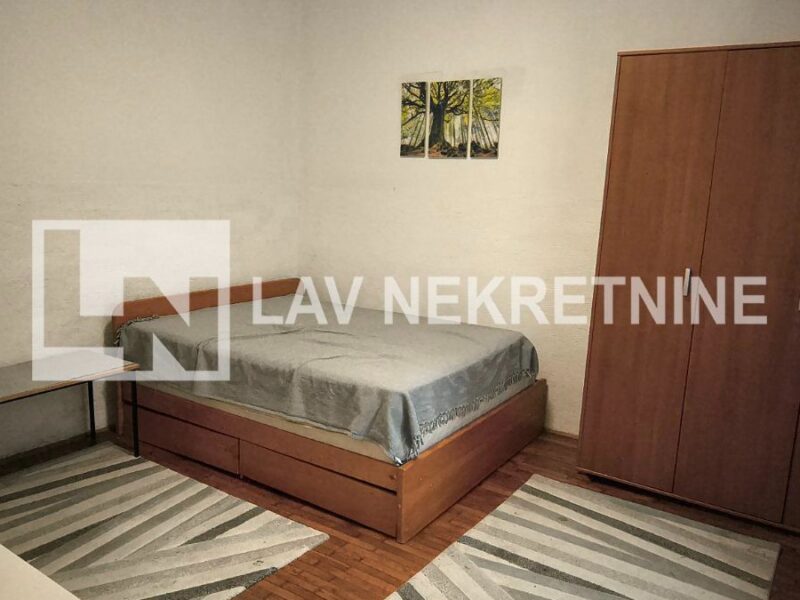PRODAJE SE U CENTRU STAN KOD BOTANIČKE BAŠTE