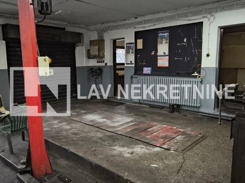 Izdaje se poslovni prostor površine 80m2 Juzni Bulevar