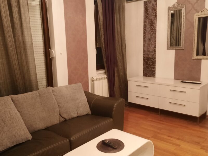 lux trosoban stan u blizini ulice Dimitrija Tucovića.