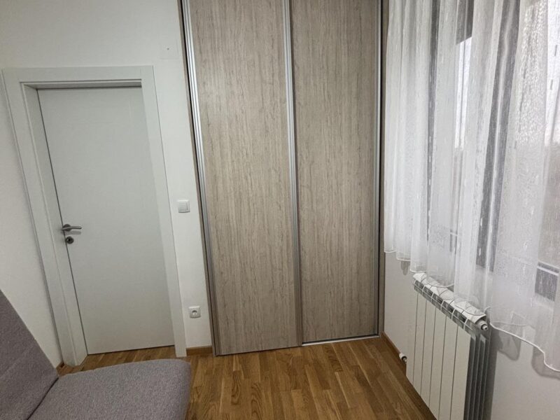 Stan kod Farmaceutskog fakulteta sa parkingom