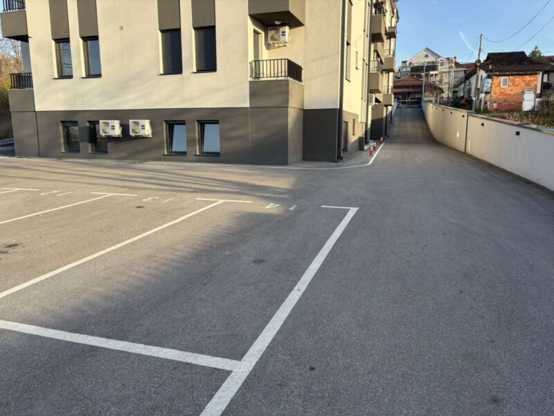 Stan kod Farmaceutskog fakulteta sa parkingom