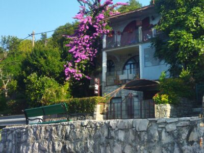 Prodajem kucu na obali mora u Cg