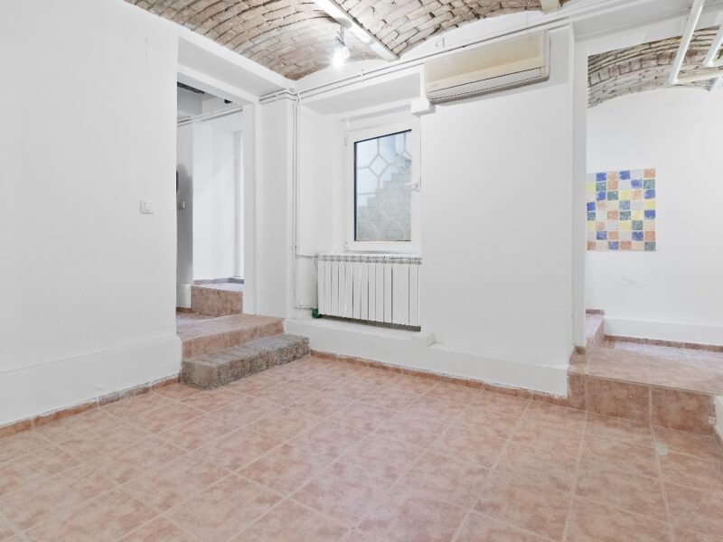 LOKAL 38 m² U STROGOM CENTRU GRADA – ZMAJ JOVINA 7