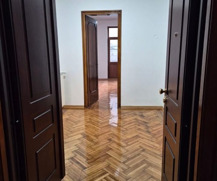 Izdaje se potpuno renoviran salonski stan – 120 m², kod Botaničke bašte