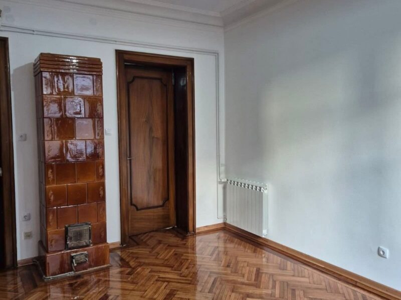 Izdaje se potpuno renoviran salonski stan – 120 m², kod Botaničke bašte
