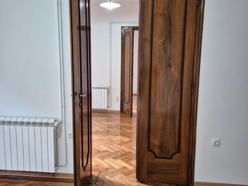 Izdaje se potpuno renoviran salonski stan – 120 m², kod Botaničke bašte