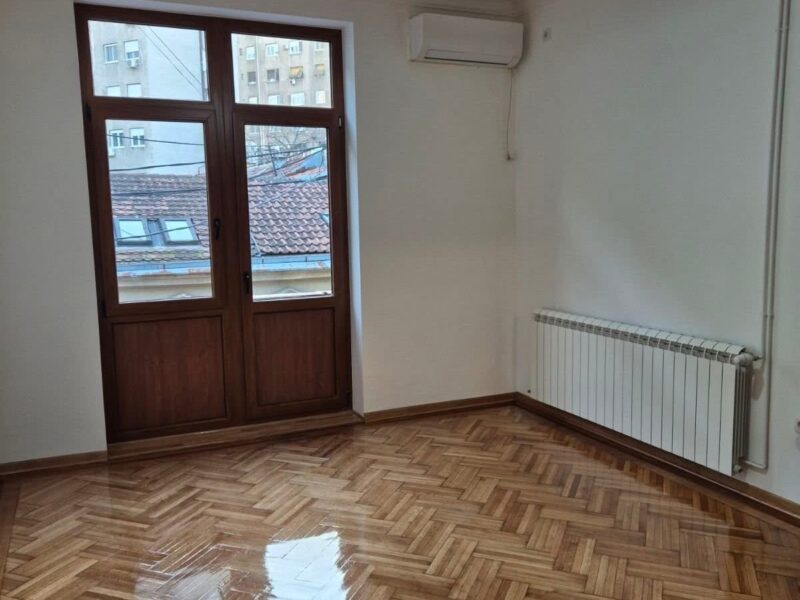 Izdaje se potpuno renoviran salonski stan – 120 m², kod Botaničke bašte