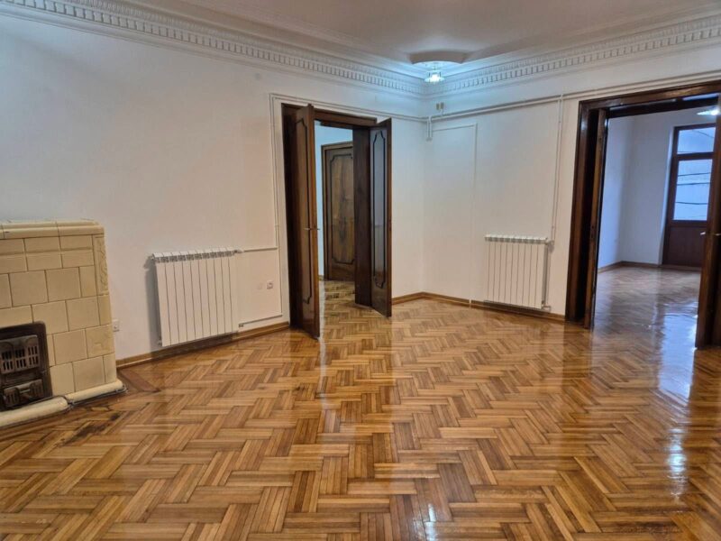 Izdaje se potpuno renoviran salonski stan – 120 m², kod Botaničke bašte