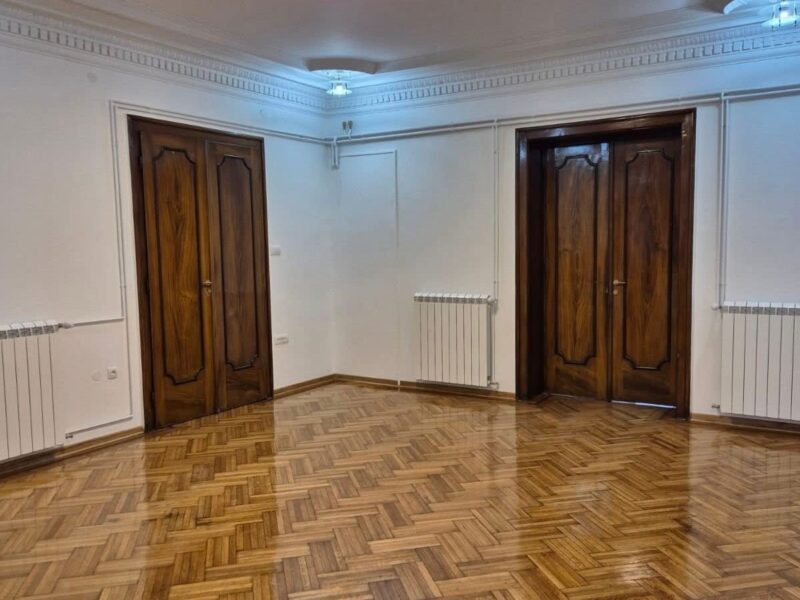 Izdaje se potpuno renoviran salonski stan – 120 m², kod Botaničke bašte