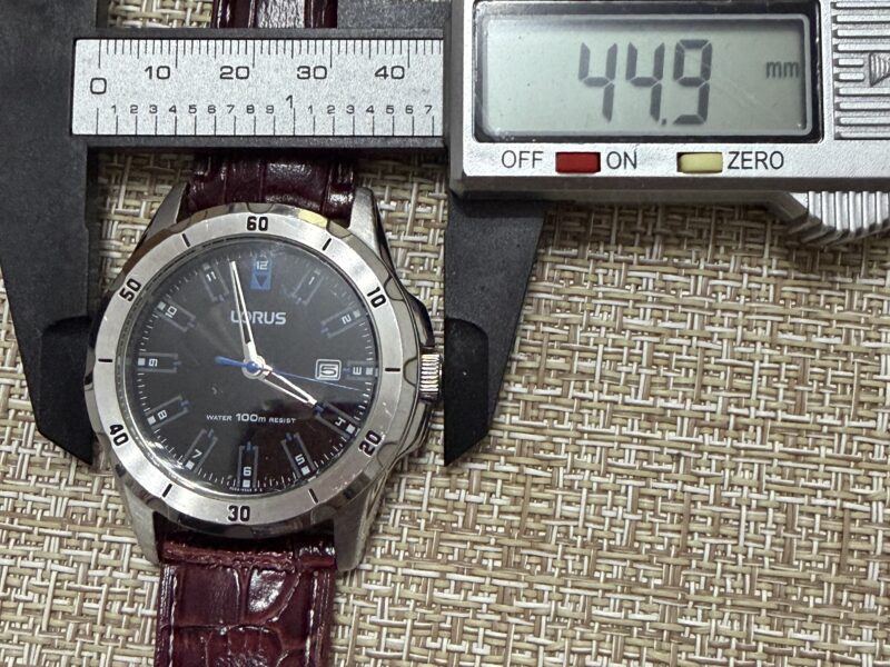 Lorus muški sat 100m WR datum 45mm