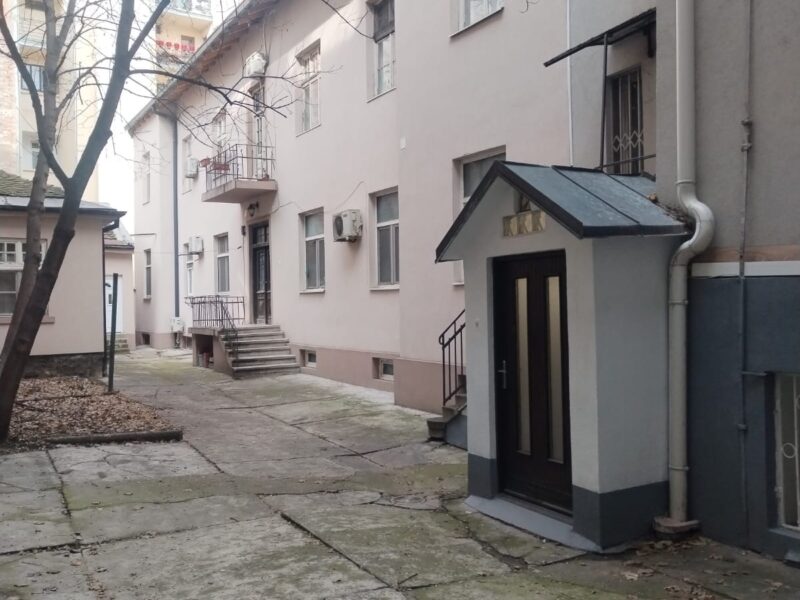 DORĆOL – ZORŽA KLEMENSOA, DVOSOBAN STAN U MIRNOM DVORIŠTU