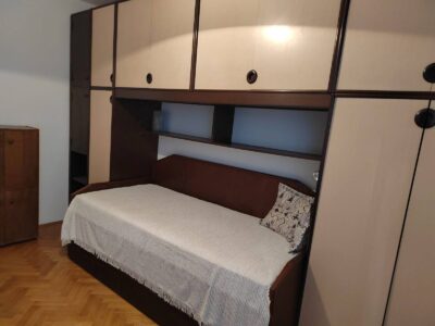 Izdaje se dvoiposoban stan na Banovom brdu – Valjevska ulica, 75 m²