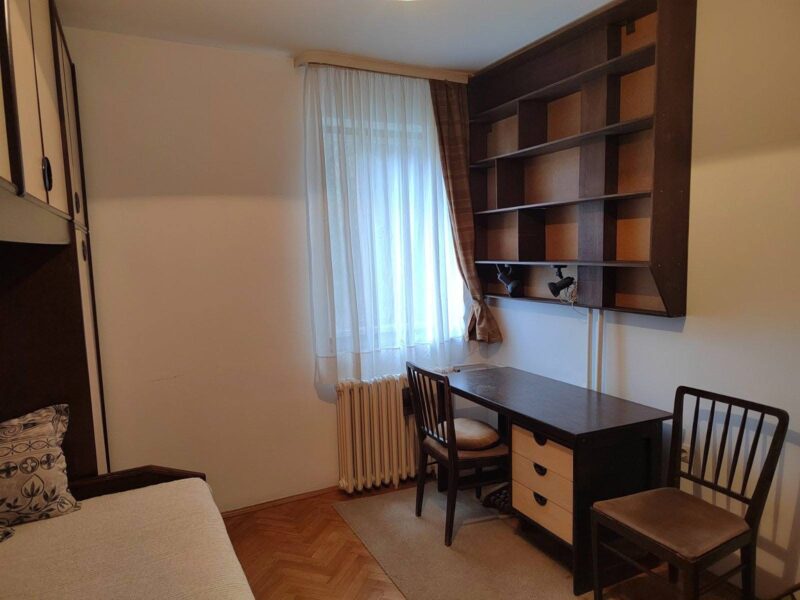 Izdaje se dvoiposoban stan na Banovom brdu – Valjevska ulica, 75 m²