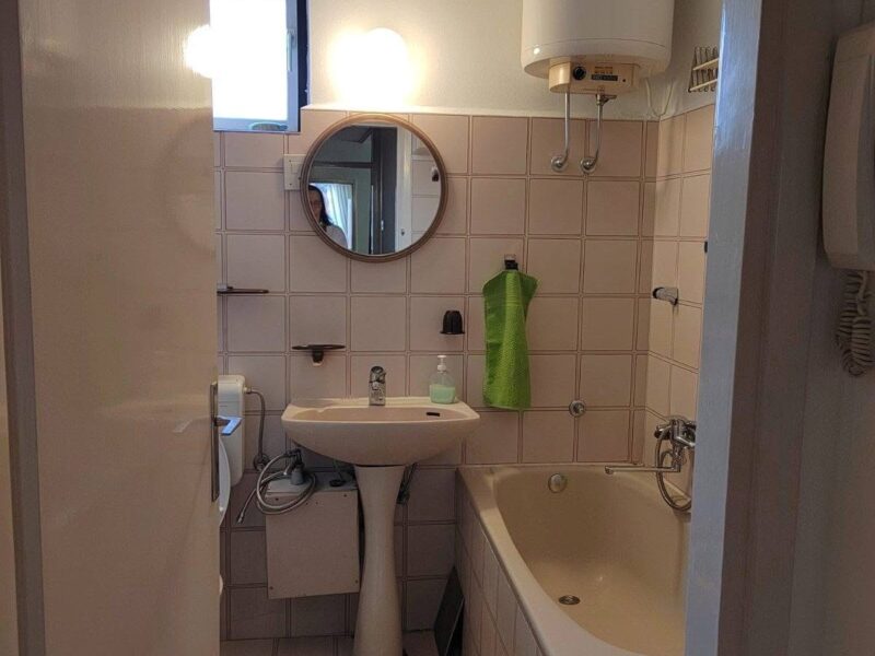 Izdaje se dvoiposoban stan na Banovom brdu – Valjevska ulica, 75 m²