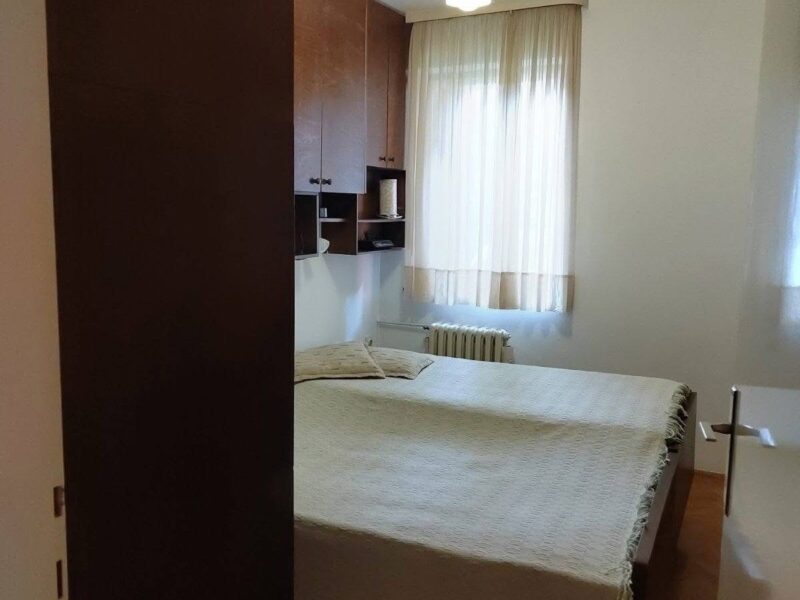 Izdaje se dvoiposoban stan na Banovom brdu – Valjevska ulica, 75 m²