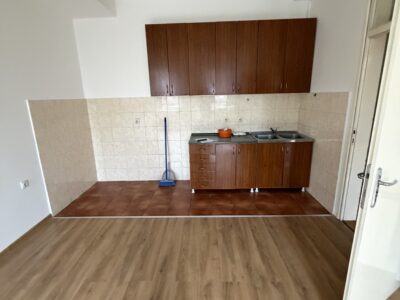 Izdaje se renoviran, prazan dvosoban stan u ulici Zdravka Čelara