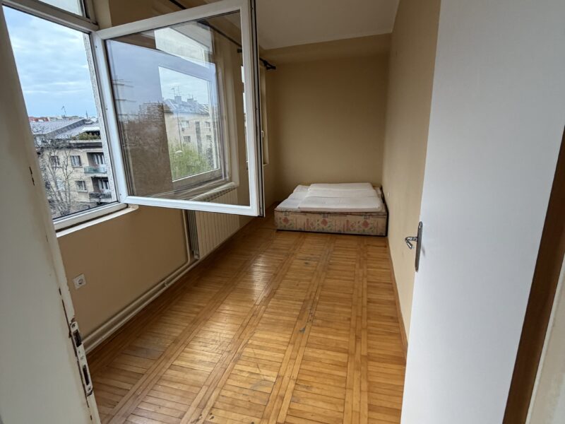 Izdaje se renoviran, prazan dvosoban stan u ulici Zdravka Čelara
