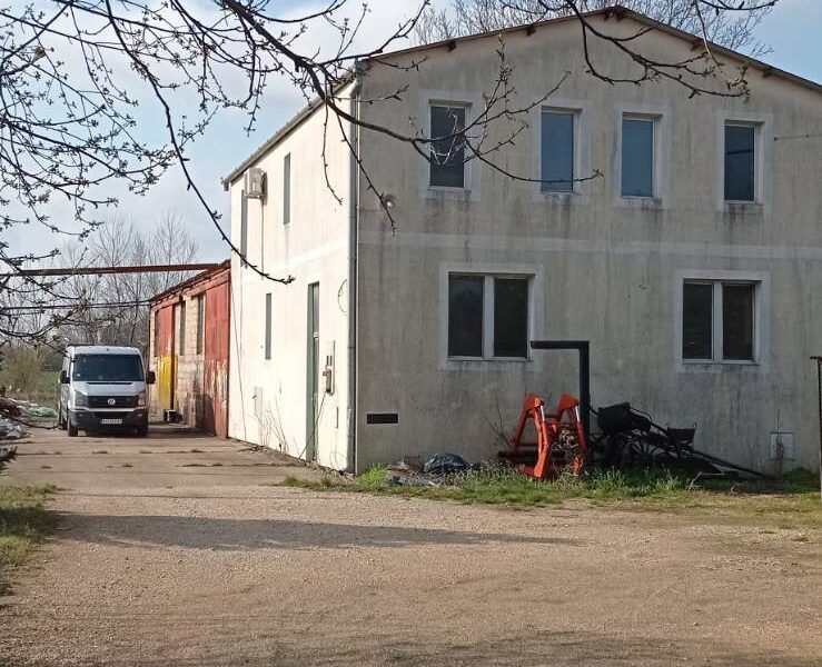 Hala sa placem i kancelarijama